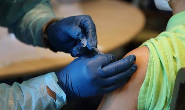 美国疫情形势依旧没有好转 疫苗成新赛季通行证