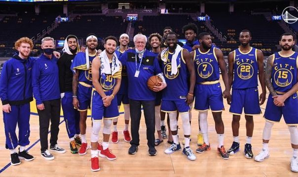 178足球在线观看免费-真就一人一城呗！勇士主场记分员效力58年终退休